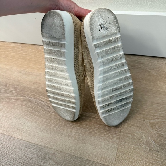 Bob's from Sketchers Memory Foam Cream Beachy Espadrilles Sz 9 Vacation Coastal - Picture 7 of 8